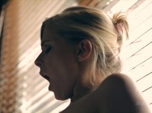 Парень готовит крошку к анальному сексу