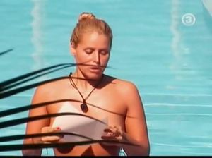 Сексуальные куколки загораю топлес у бассейна