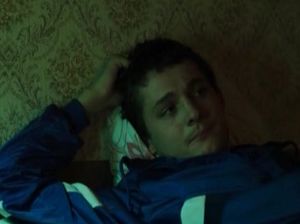 Блондинка пытается соблазнить симпатичного паренька