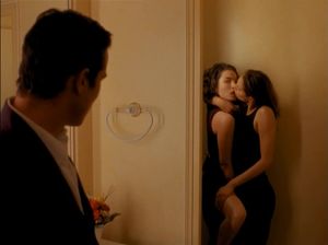 Парень насаживает на член девушку в туалете