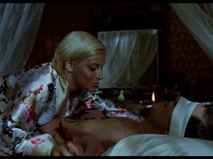 Завязала глаза бойфренда и скачет на его приборе