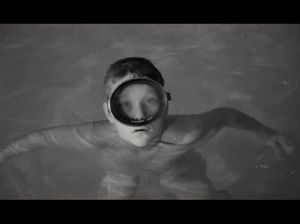 Молодая красотка случайно оголила сиськи у бассейна