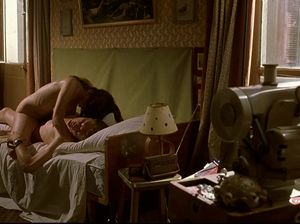 Паренек трахает сексуальную малышку во время месячных