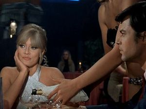 Возбуждающее шоу белокурой стриптизерши в ресторане