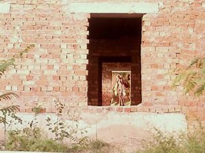 Подружки присели пописать в развалинах