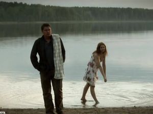 Красотка приехала с мужем на озеро и решила искупать голышом