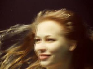 Красивая девочка занимается любовью под водой