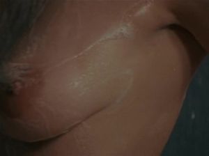 Парни подглядывают за голой женщиной в душе