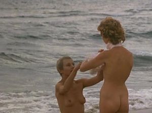 Горячая девица соблазняет свою подругу на пляже