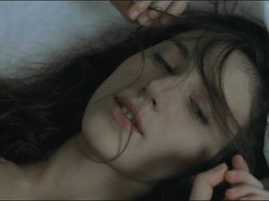 Брюнетка играет с членом мужа в постели