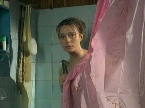 Молодая девица принимает душ и готовится к приходу жениха