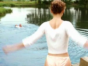 Парень уговорил свою подружку искупаться в озере голышом