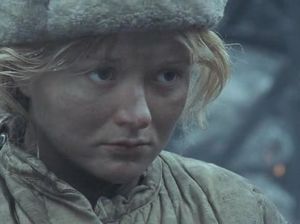 Медсестра показывает грудь раненому солдату