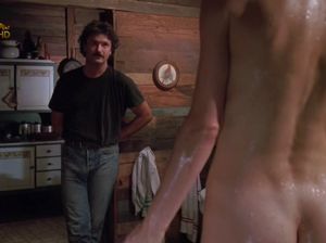 Парень фотографирует свою голую подружку в ванне