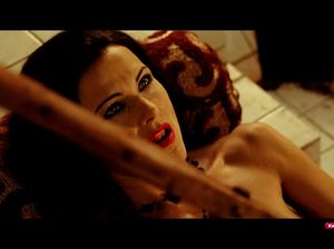 Развратная девка проводит темный ритуал с молодой красоткой