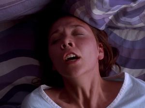 Секретарша доводит себя до оргазма, думая о начальнике