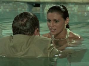 Замужняя женщина соблазняет толстяка в бассейне