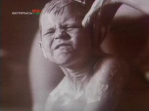 Женщины с детьми моются в общественной бане