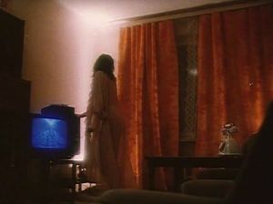 Радостная девка готовится к свиданию с любимым