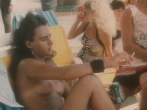 Молодые красотки приятно проводят время на диком пляже