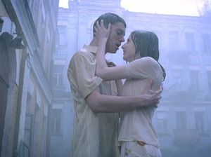 Девушка занимается любовью со своим парнем во время сильного дождя