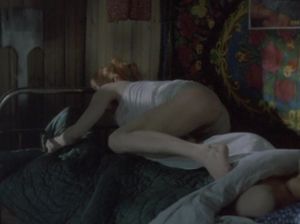 Похотливая девка безуспешно пытается соблазнить мужа