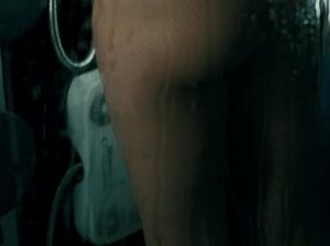 Красотка принимает душ и соблазняет своего жениха