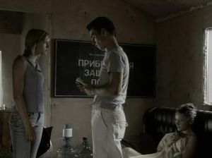 Парень смотрит как его голая подружка купается в озере