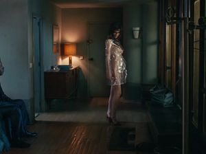 Брюнетка соблазняет негра прозрачным нарядом