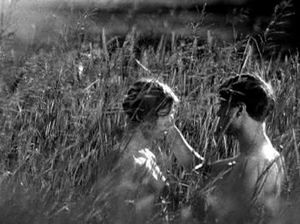 Девица пришла на озеро со своими друзьями и стала купаться голышом