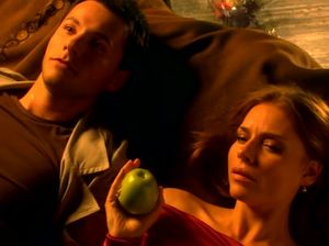 Молодая девка лежит в постели с мужем лучшей подруги