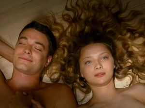 Красотка занимается сексом в машине во время дождя