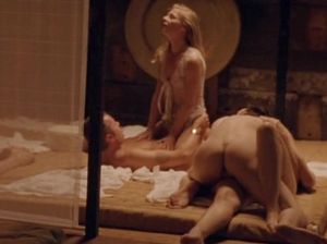 Девушка наблюдает за оргией со стороны