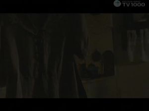 Голая девушка обливает себя водой из кувшина