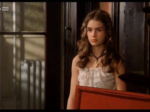 Юная красавица учится позировать обнаженной у своей матери