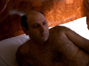 Девица прихорашивается перед свиданием со знатным мужчиной