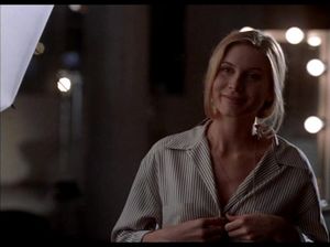 Фигуристая деваха позирует для своей подруги