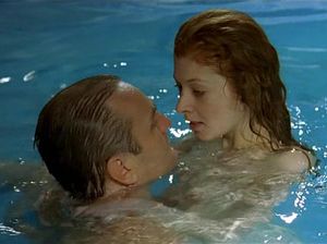 Красотка решила опробовать бассейн в новом доме