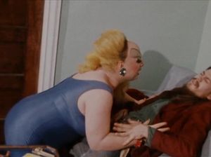 Страшная мамаша сосет член взрослого сына