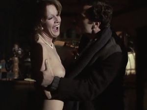 Голая женщина в чулках пытается соблазнить своего любимого