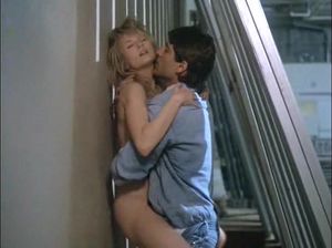 Красотка скрылась с любовником от постронних глаз