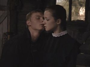 Парень отчаянно пытается соблазнить свою сестру