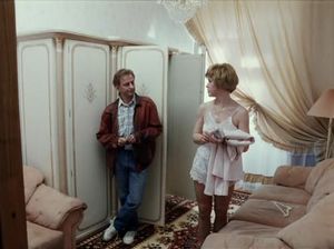 Милая деваха переодевается при постороннем мужчине