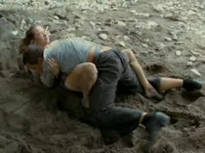 Похотливая девица соблазнят своего друга на диком пляже