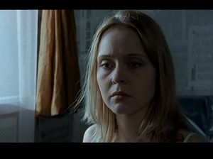 Молодая девушка раздевается и ложится в постель к жениху