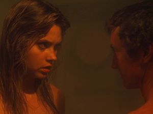 Парень спас свою девушку от монстра с другой планеты