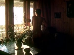 Голая девушка проснулась и обнаружила пропажу своего любовника