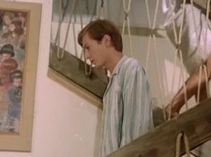 Опытная брюнетка совращает юнца