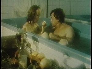 Деваха развлекается со своим любовником в ванне