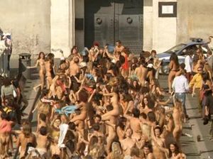 Игривые девицы разделись догола в общественном месте